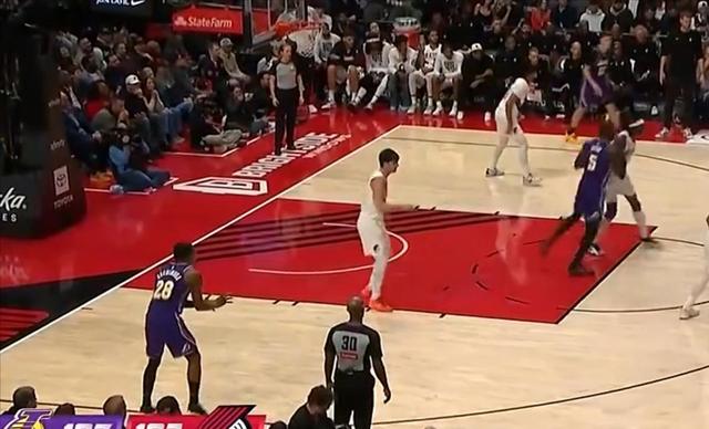 火博体育 -洛杉矶湖人训练开放日，今夜单刀错失引欢呼，NBA总决赛在即，团队化学反应显著的简单介绍