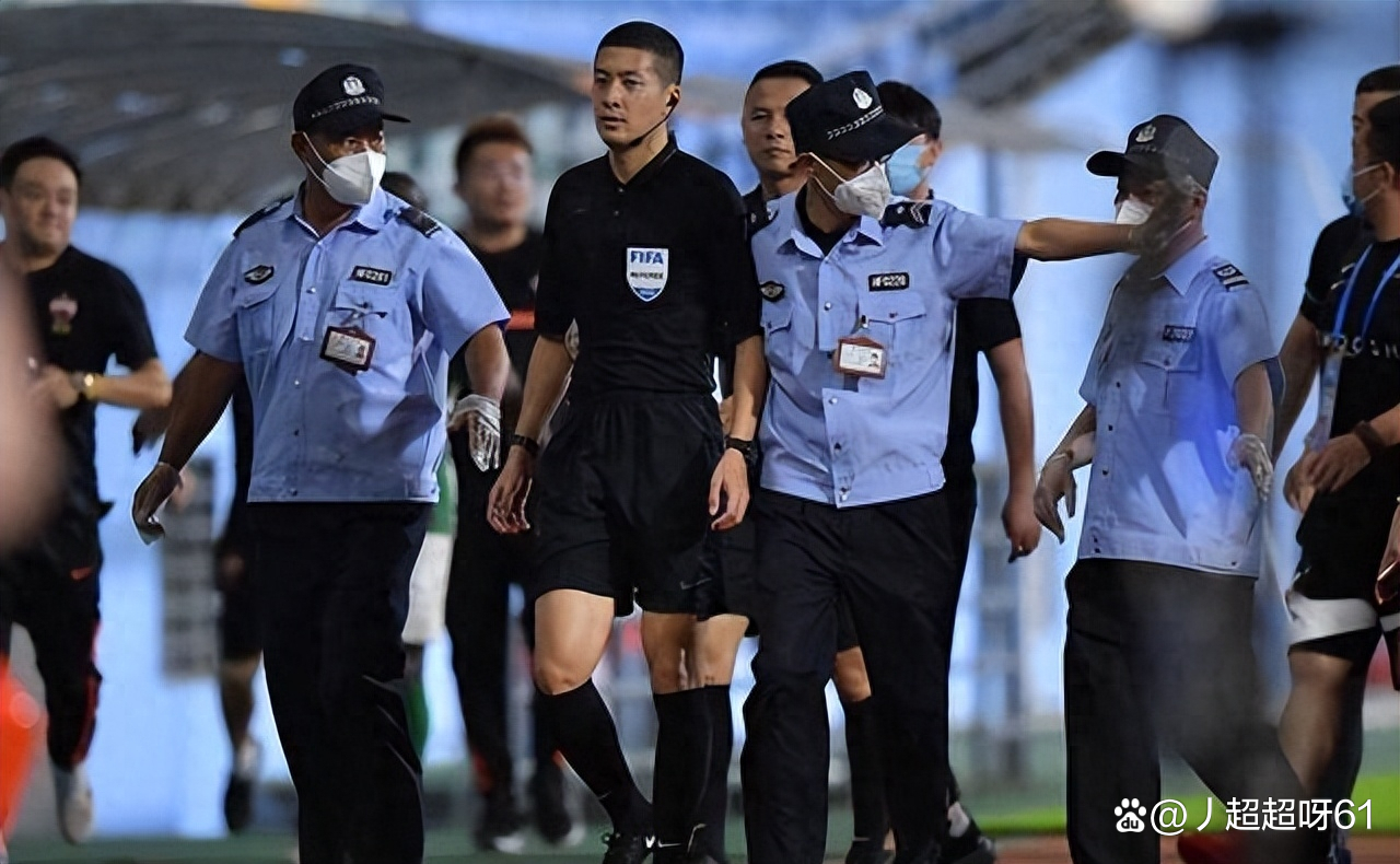 火博体育平台 -关于赛地聚焦：社区盾赛后热度飙升，阿贾克斯再遭质疑，球迷炸锅，心理建设被强调的信息